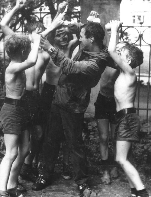 1989-05 Поливание водой Сотникова Андрея